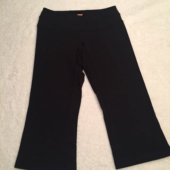 LUCY POWER COMPRESSION FLARE CROPPED LEGGINGS - Picture 2 of 6